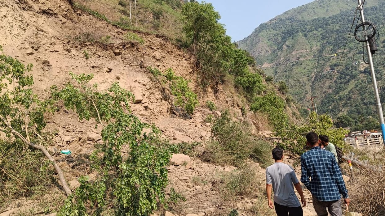 Chamba-Bharmaur NH remained closed for two hours due to mountain cracking