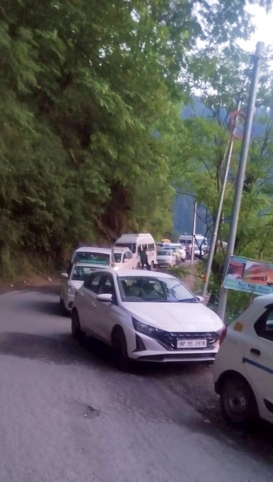 Polling parties returning with EVMs stuck in jam