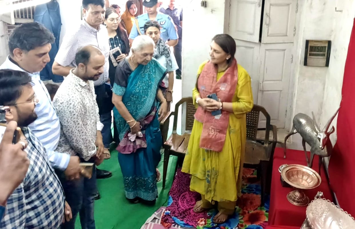The governor met with the daughter of Hathras industries