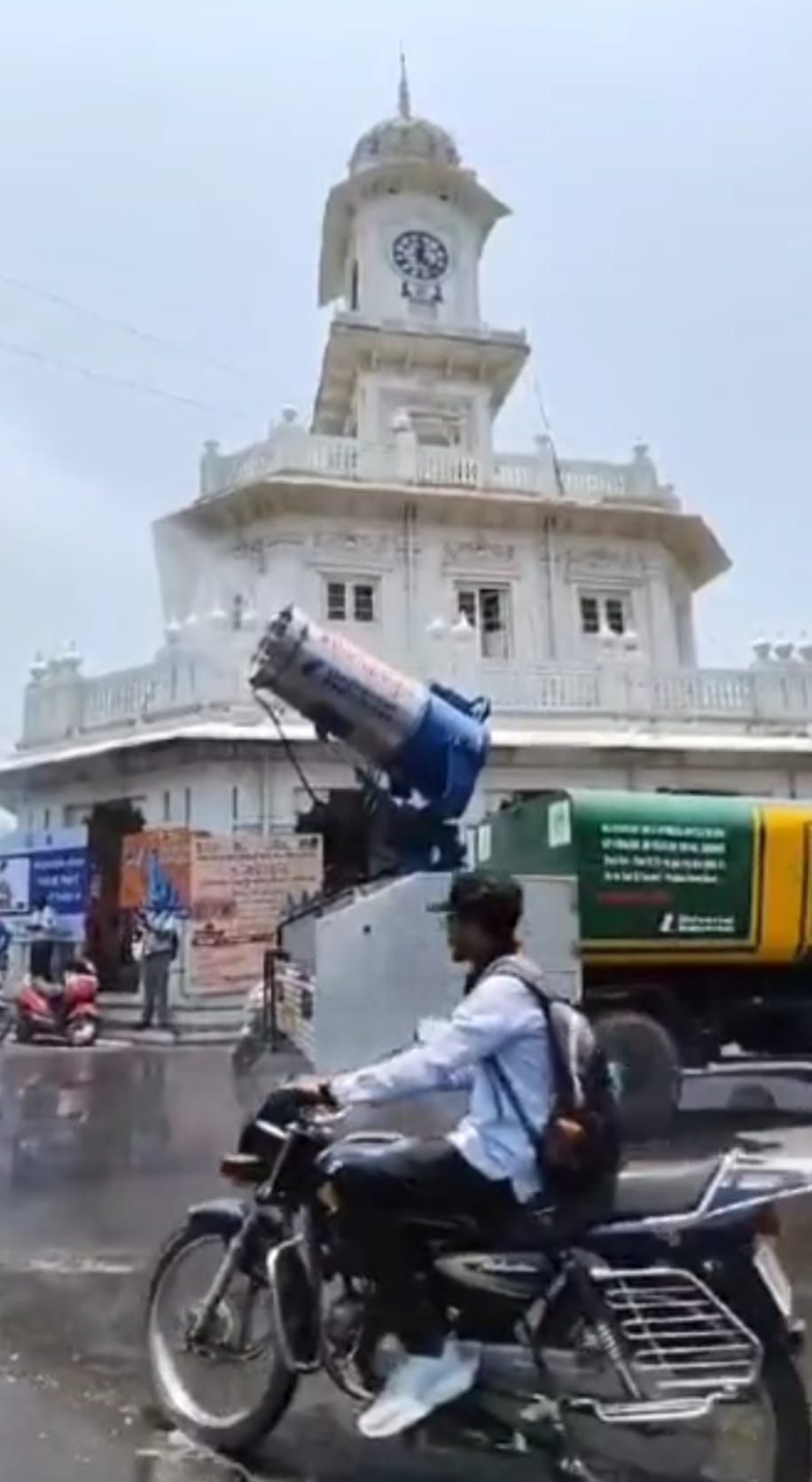 Ujjain news : Water sprinkle machine providing relief from heat at city intersection