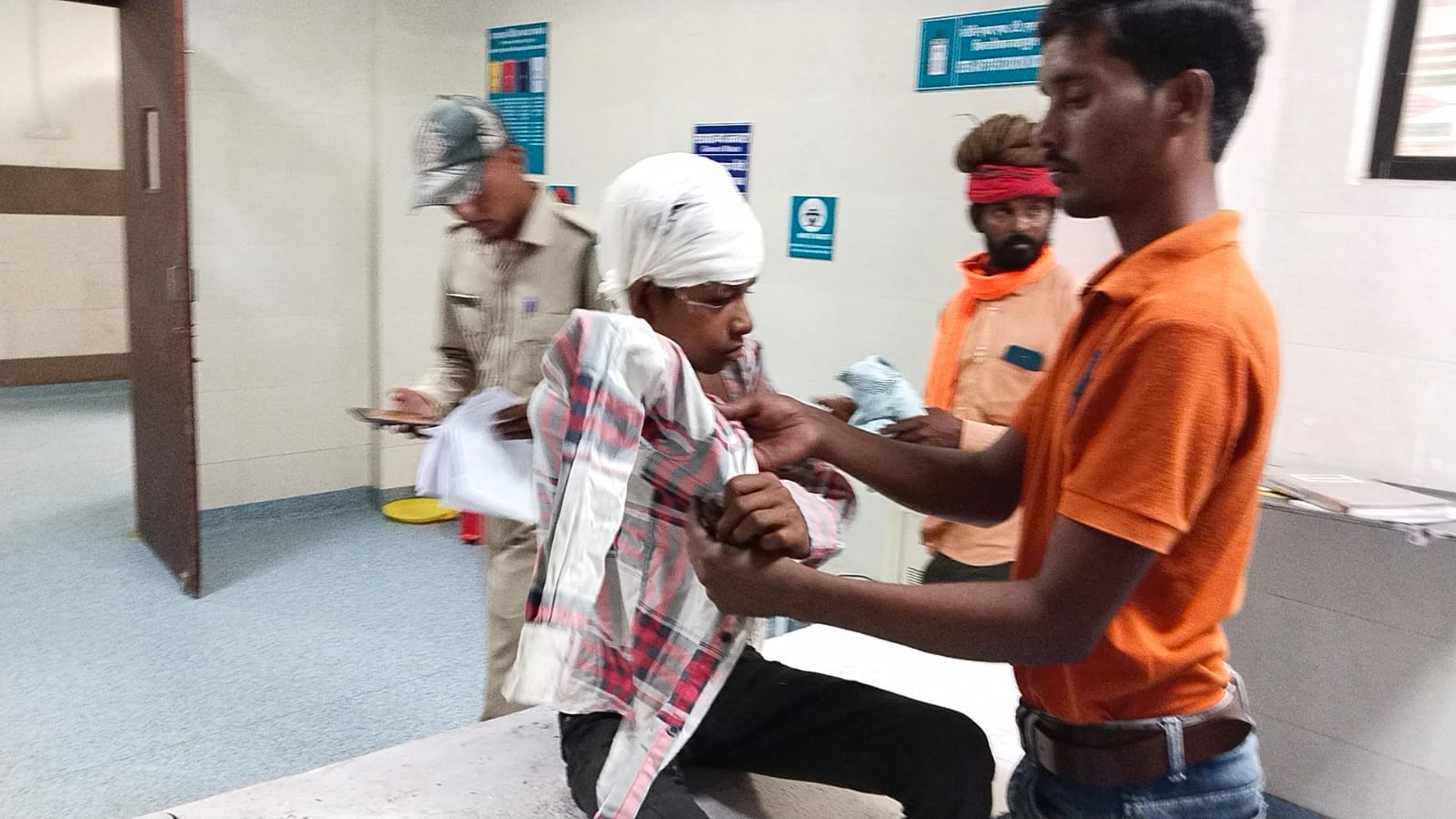 तेंदुए के हमले में घायल हुए मजदूरों का इलाज करते डॉक्टर
