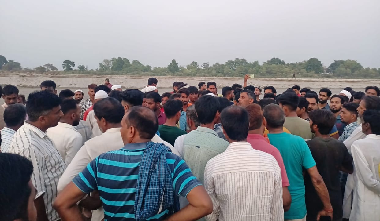 Three youth drowned in Ganga while bathing, search continues