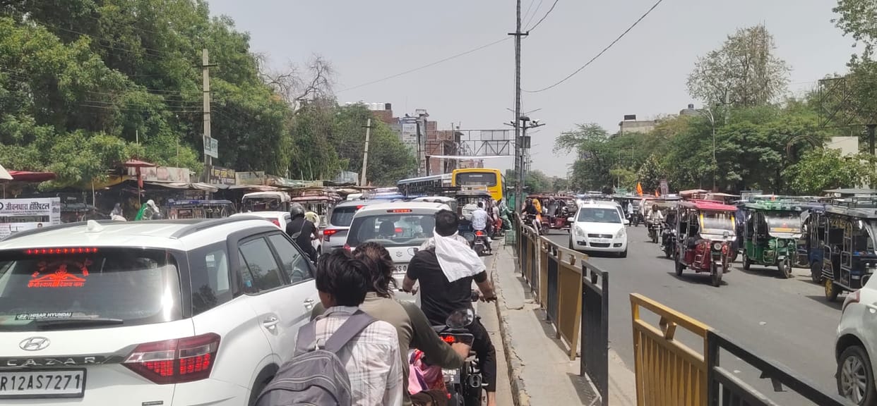 Autos and e-rickshaws are causing jam outside the bus stand