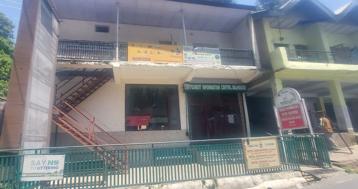 Jam at old bus stand Bharmour, queues of vehicles on both sides
