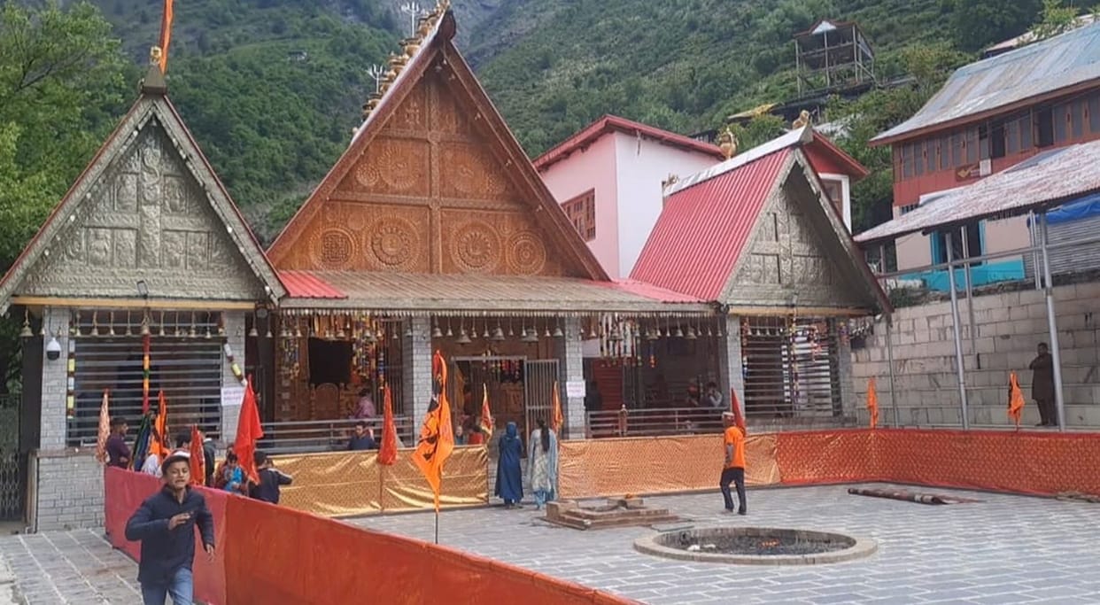 Hundreds of devotees of Doda reached the court of Mindhal Mata to pay their obeisance.