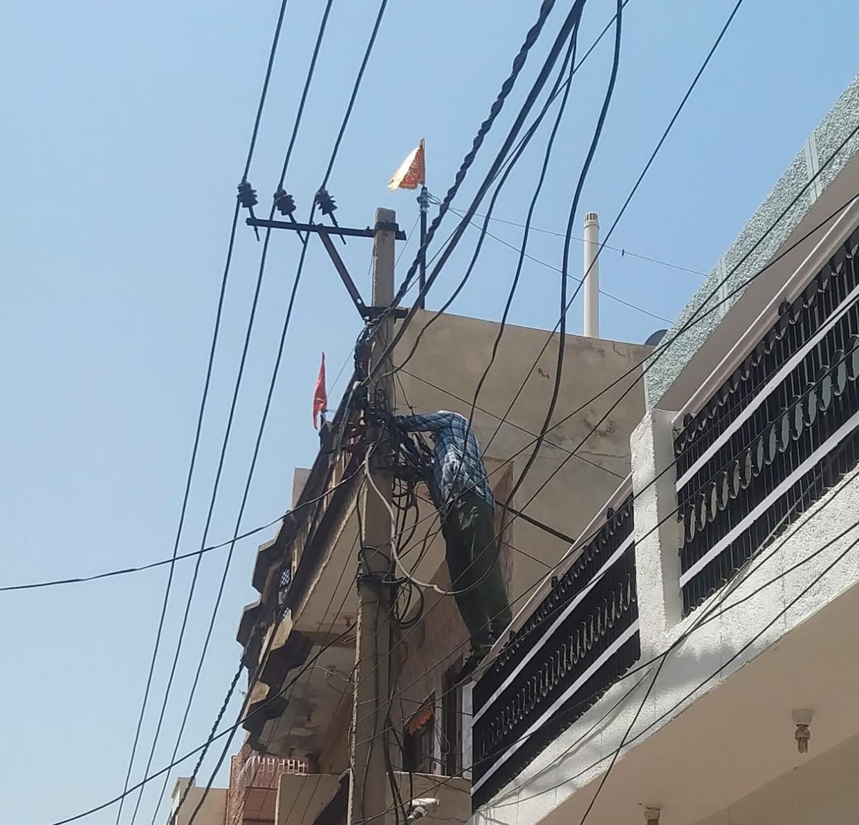 Electricity workers are not arriving even after the complaint has been lodged, people are worried.