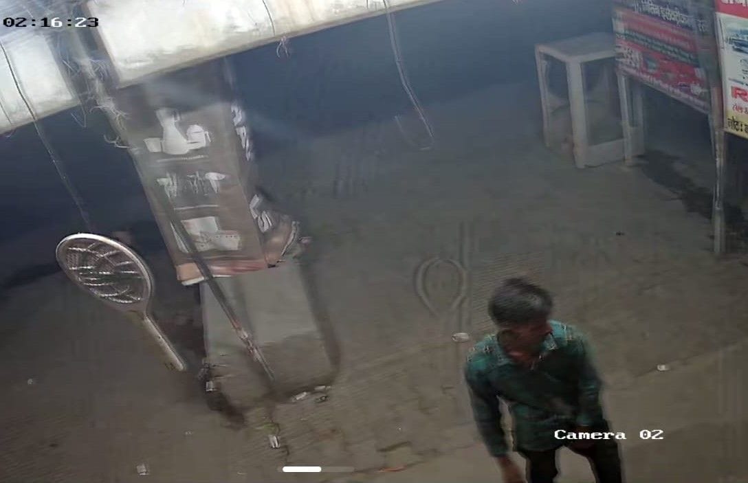 Attempt to steal from shops, thieves ran away after seeing shopkeepers coming.