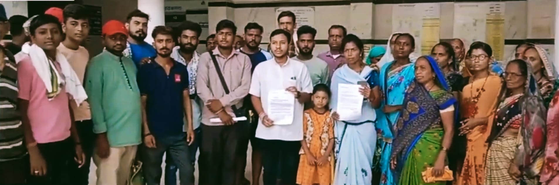 जिला कलेक्टर में टावर के विरोध में ज्ञापन देने पहुंचे ग्रामीण
