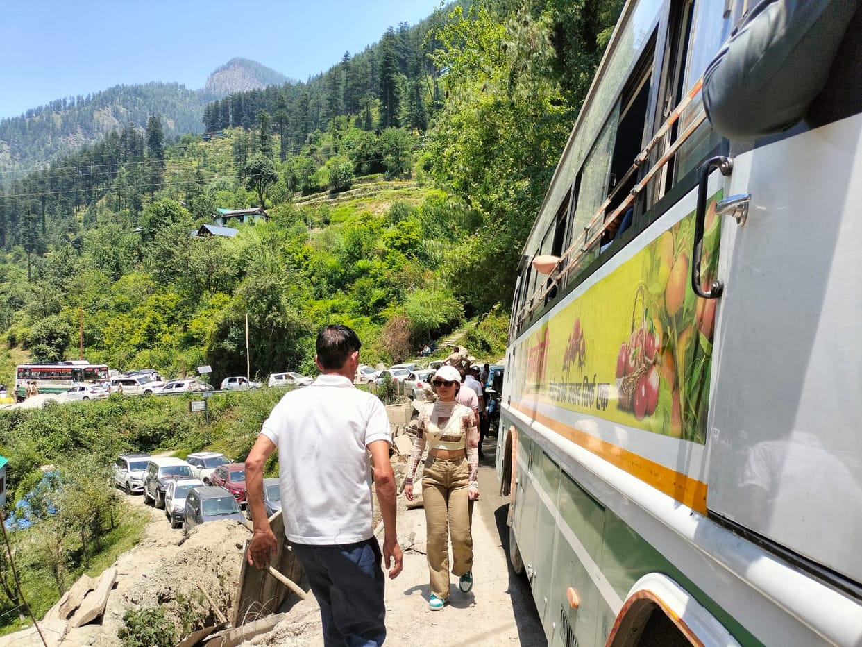Jam made people sweat, buses got stuck for six hours, polling workers could not reach home