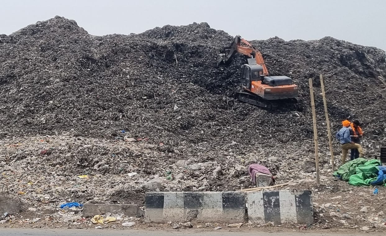 Shopping complex's exercise by removing garbage from trenching ground