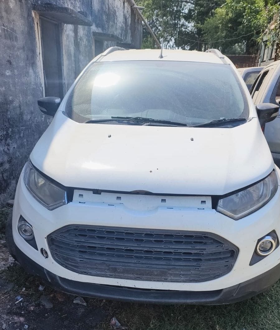Attempt to run car over police personnel, a head constable injured