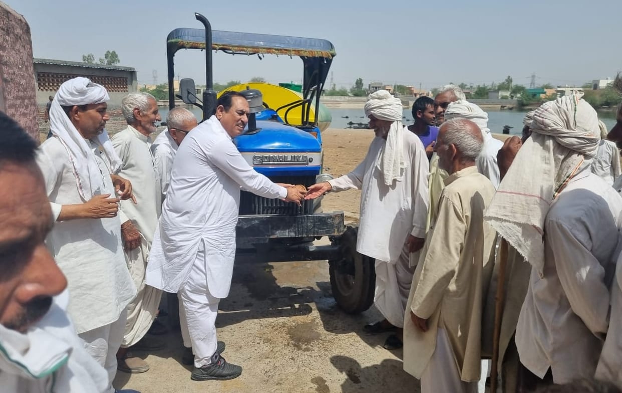 Drinking water shortage in Mokhra, JJP leader delivered water tanker