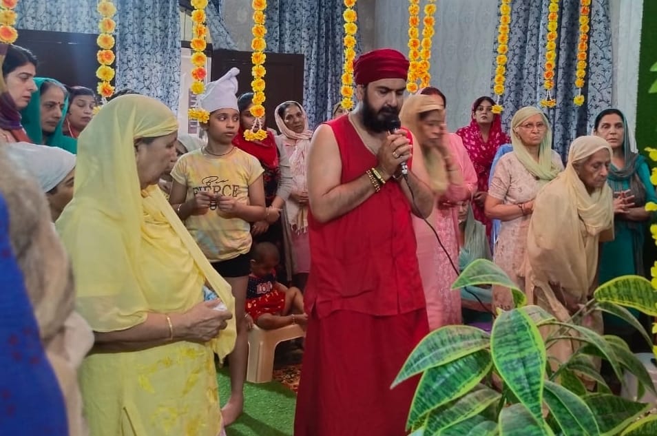 On the occasion of Martyrdom, Bhandara was organized among the Sangats.