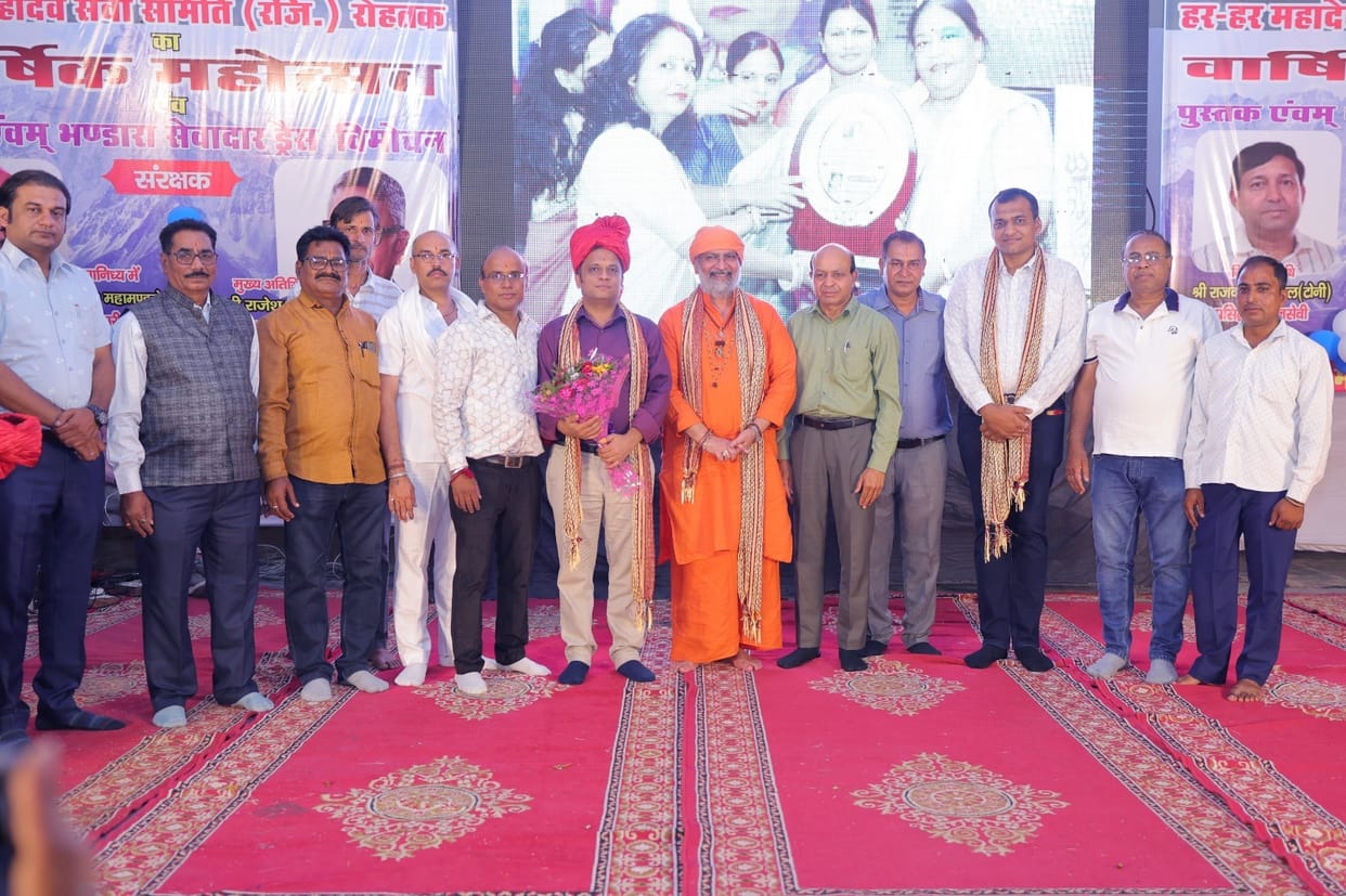 Devotees danced on Bam Bam Lahari bhajan
