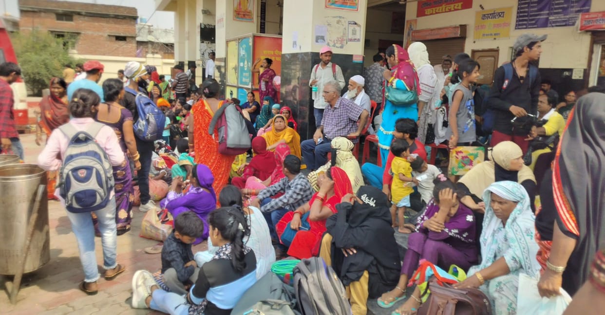 Pilgrims thronged and kept wandering for buses