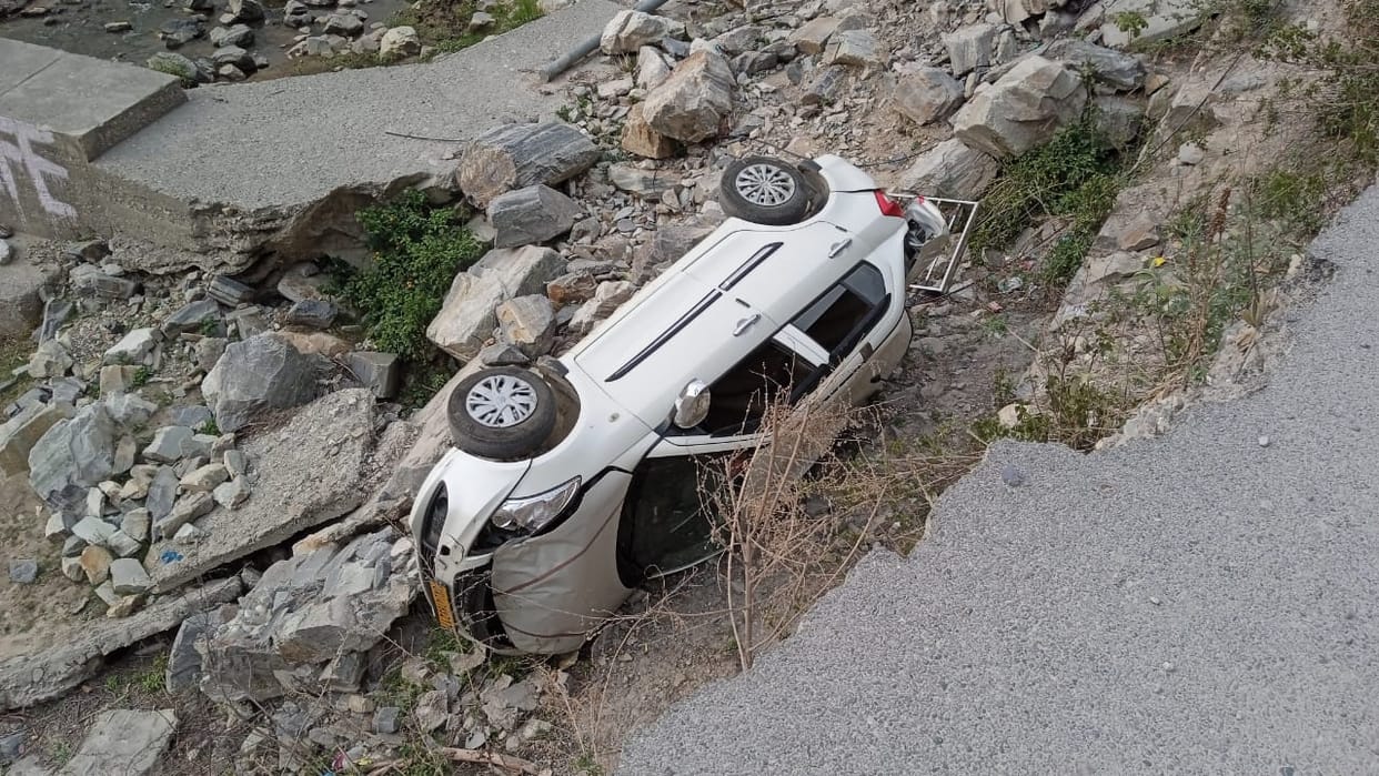 Car falls into river, couple injured