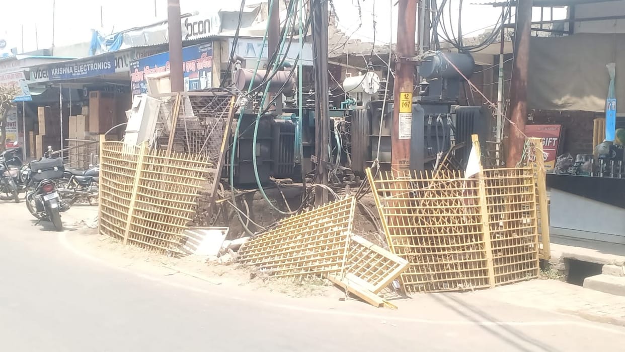 Transformers are kept with the help of Jugaad, an accident is waiting to happen