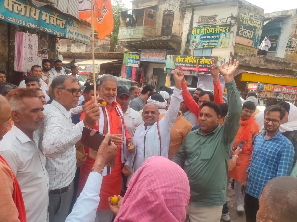 Former Minister Prof. Ram Bilas Sharma distributed laddu with the workers
