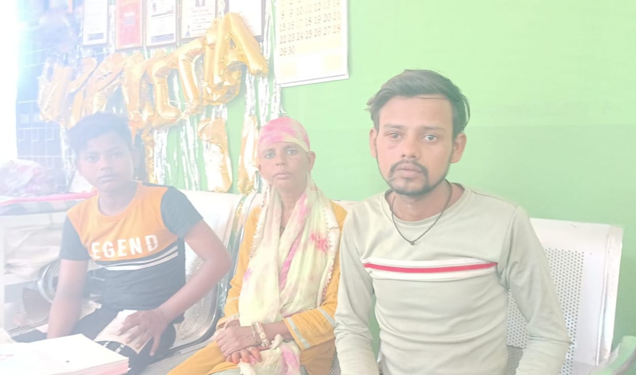 Sons shed tears after seeing their mother in the orphanage