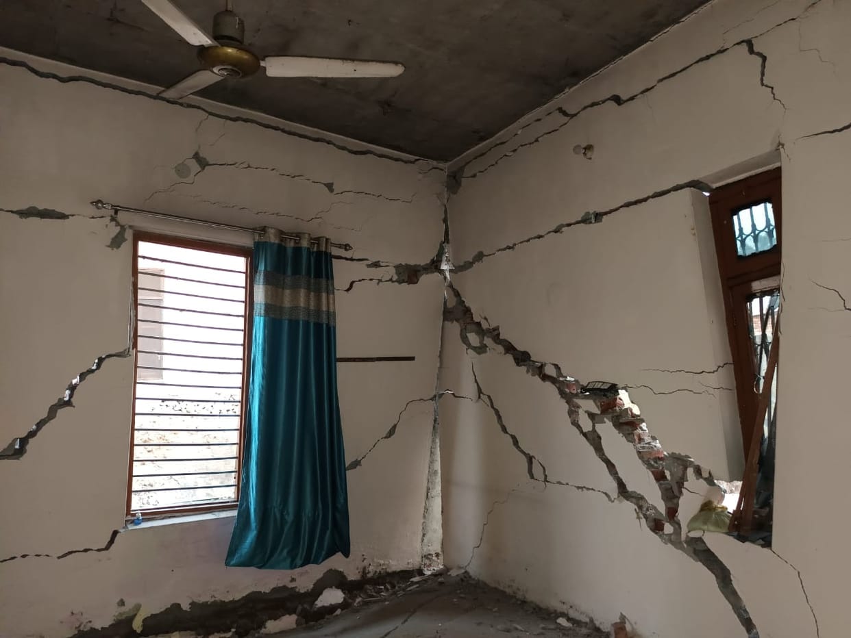 Cracks appeared in the walls of houses during the cleaning of the drain