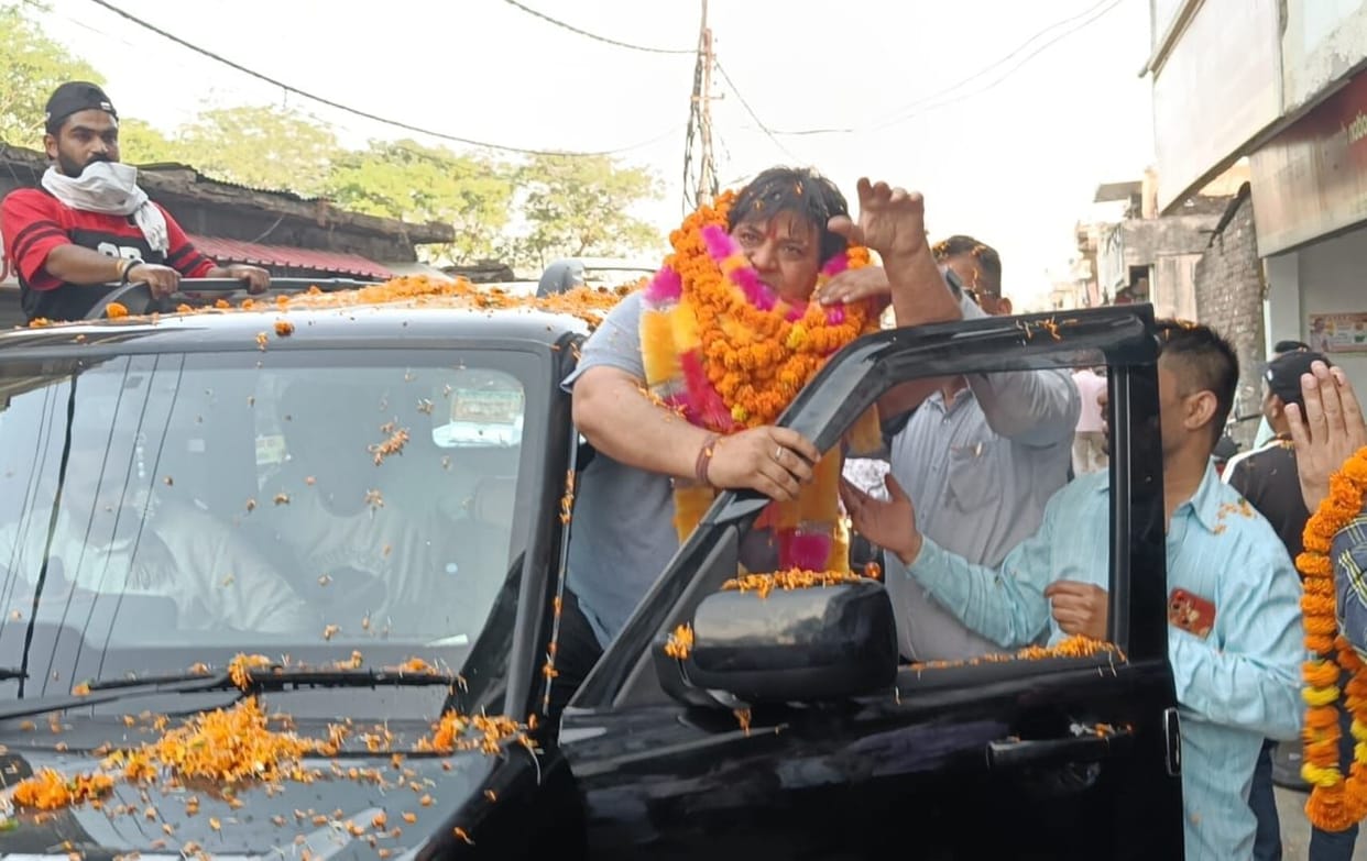 Rakesh Kalia welcomed with flowers and garlands
