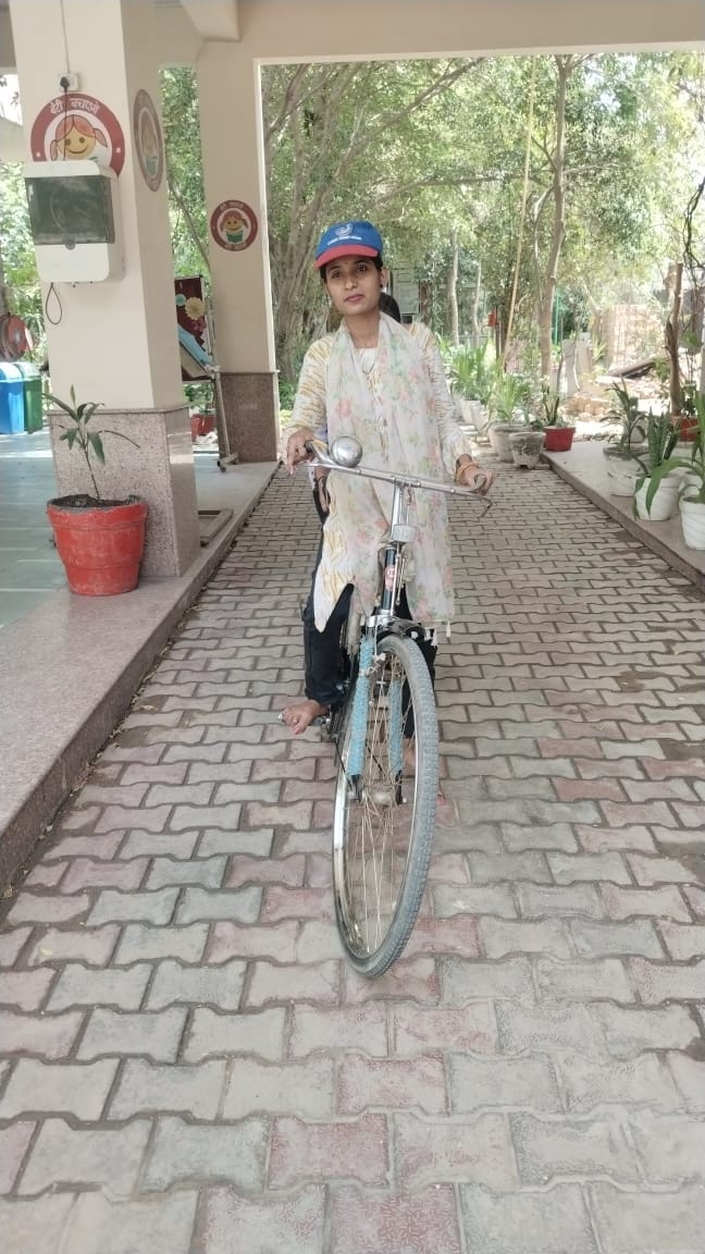 Student gave message of environmental protection on bicycle
