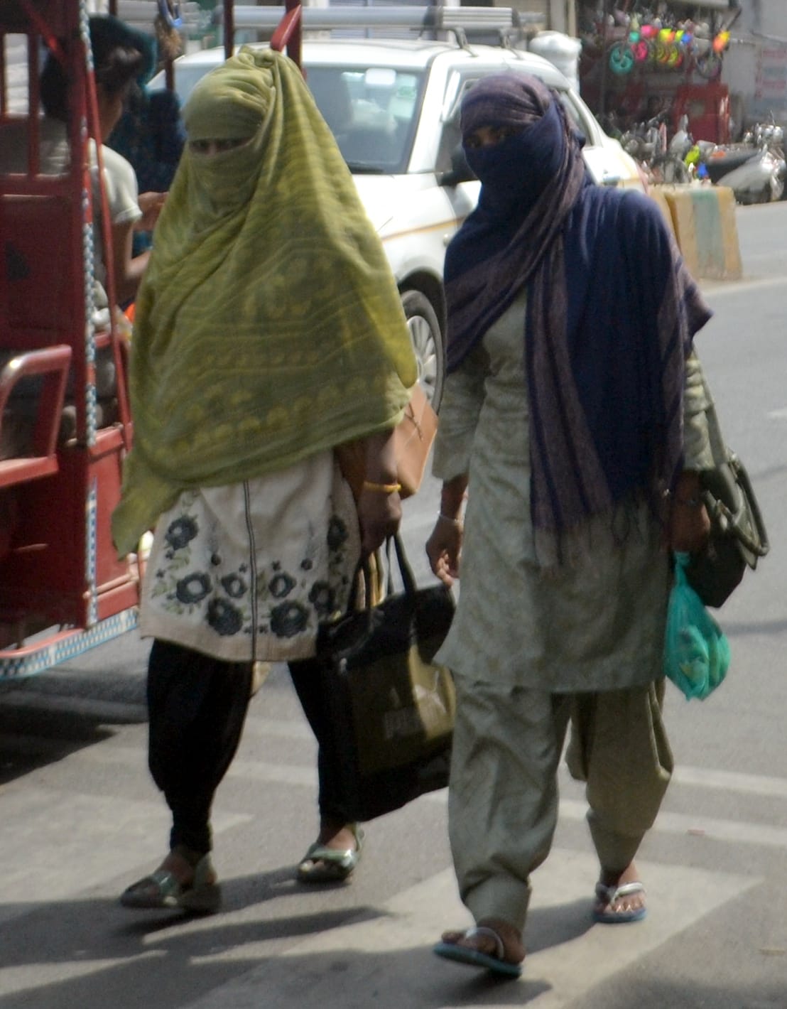 People are not getting relief in the scorching heat, power cut increased the problems