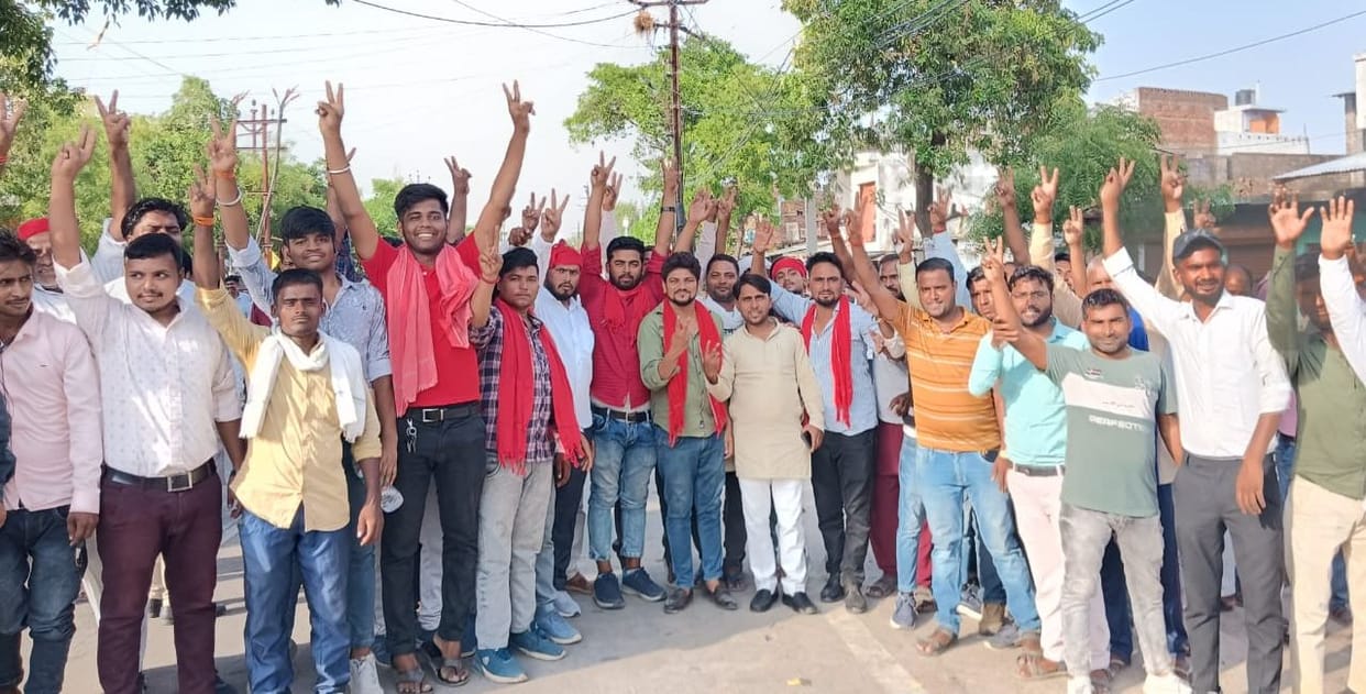 SP looked happy on the victory of Ram Shiromani and Rakesh