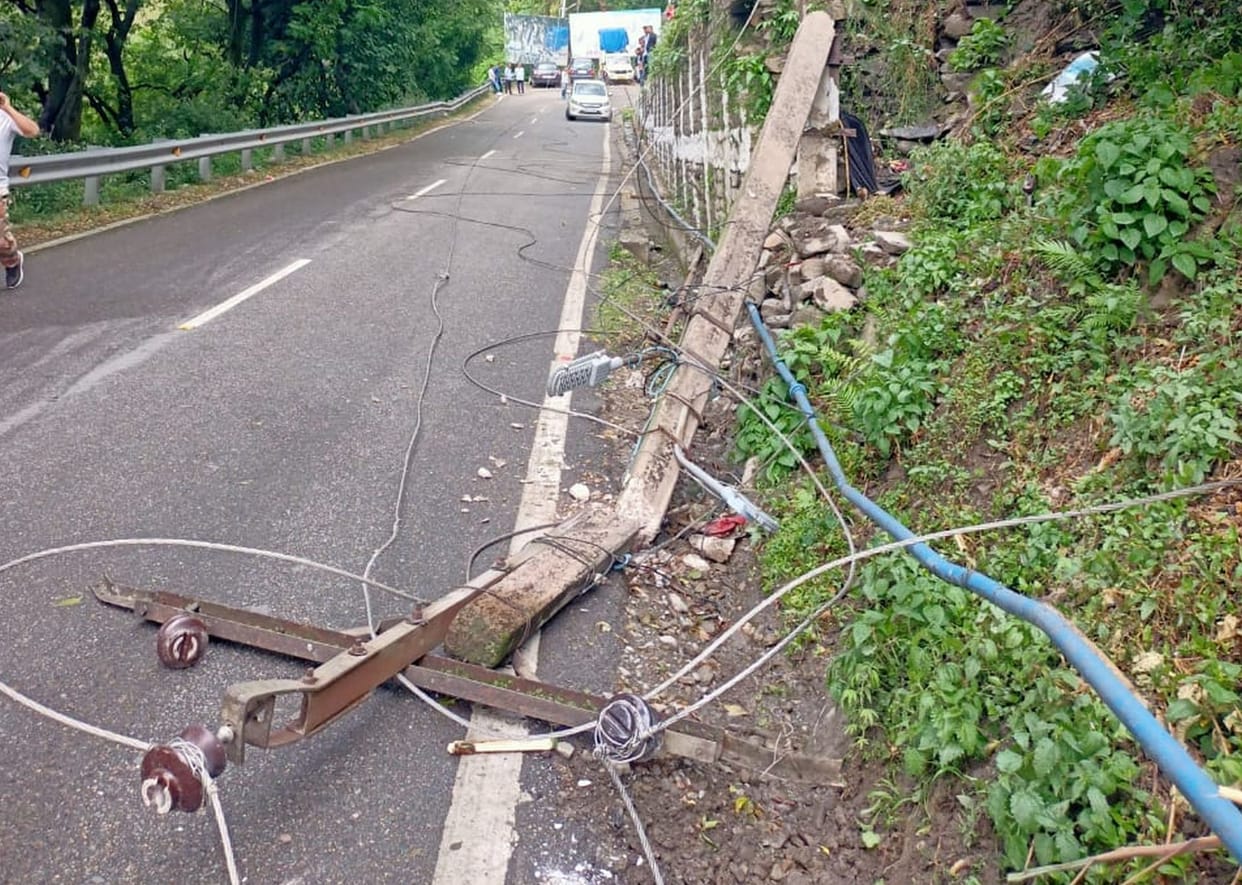 Heavy rain, tree fell on electric pole across SP office, two bike riders skidded