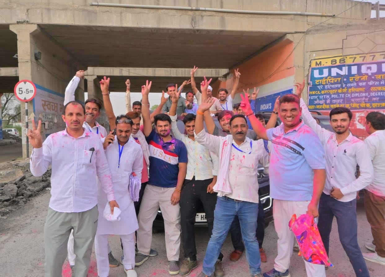 Congressmen celebrated the victory, colors flew on the road