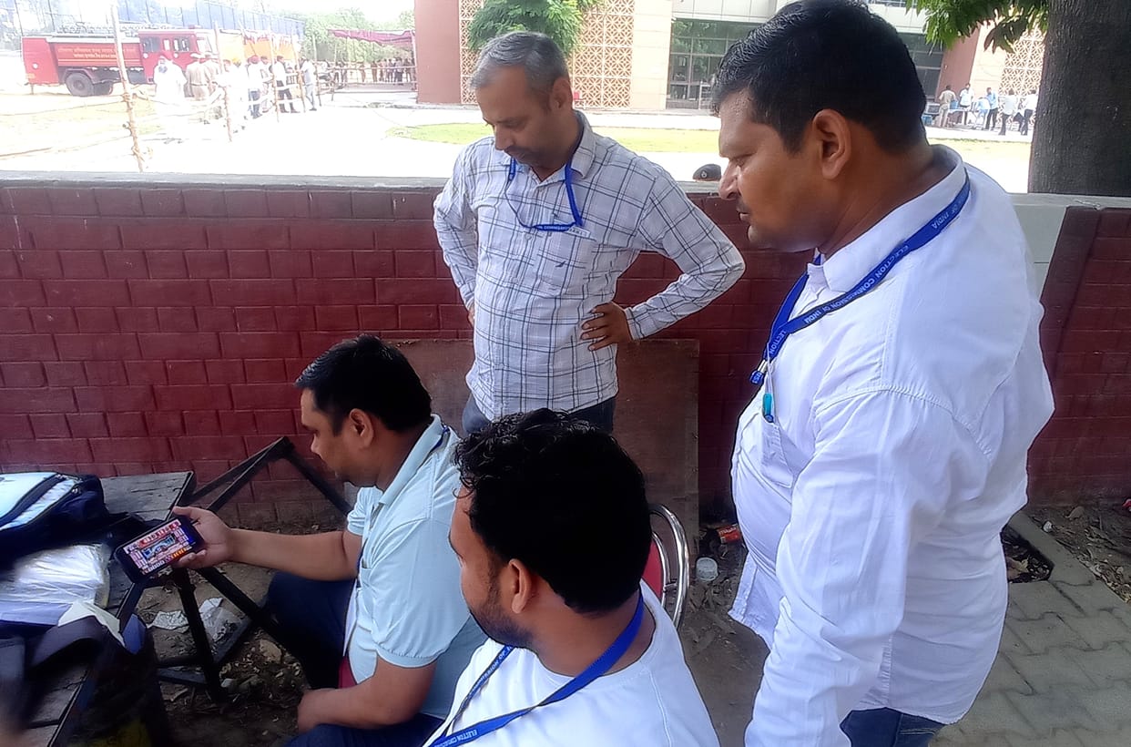 Some remained glued to their mobile phones and others to the television, keeping an eye on the trends of every round of every sector.