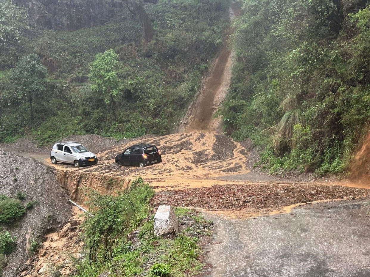 Water entered the bank due to heavy rain, the road became a drain