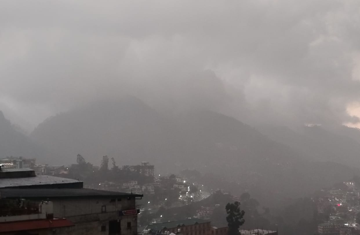 Heavy rain in the district, temperature dropped to 12 degrees