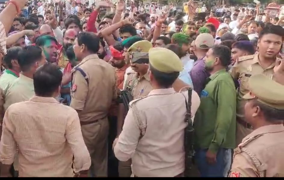 SP supporters hooted, police chased away