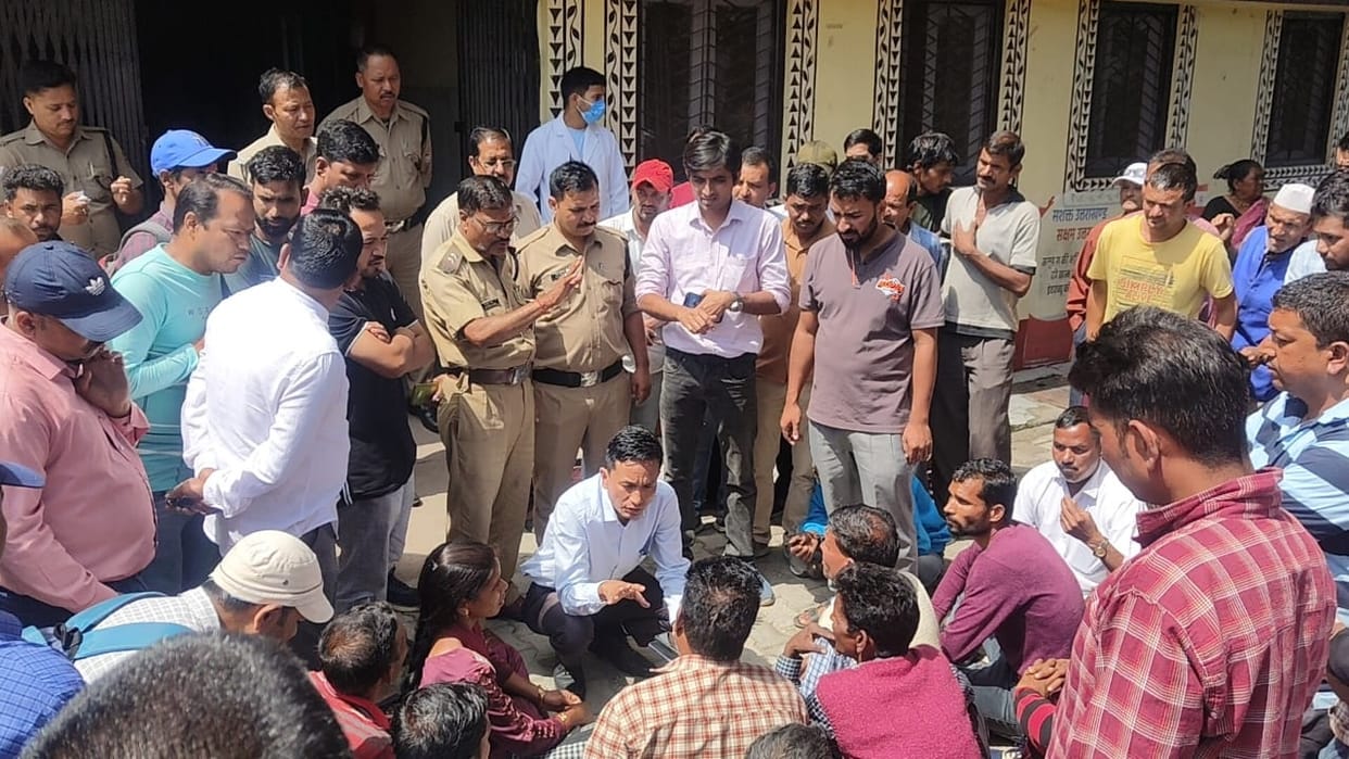 Lineman died due to electric current, angry people surrounded the officers