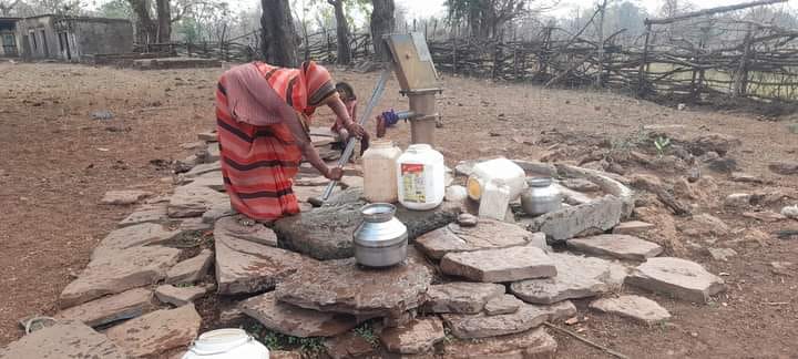 Boma village of Damoh, where there are no schools and roads, children do not know what TV is