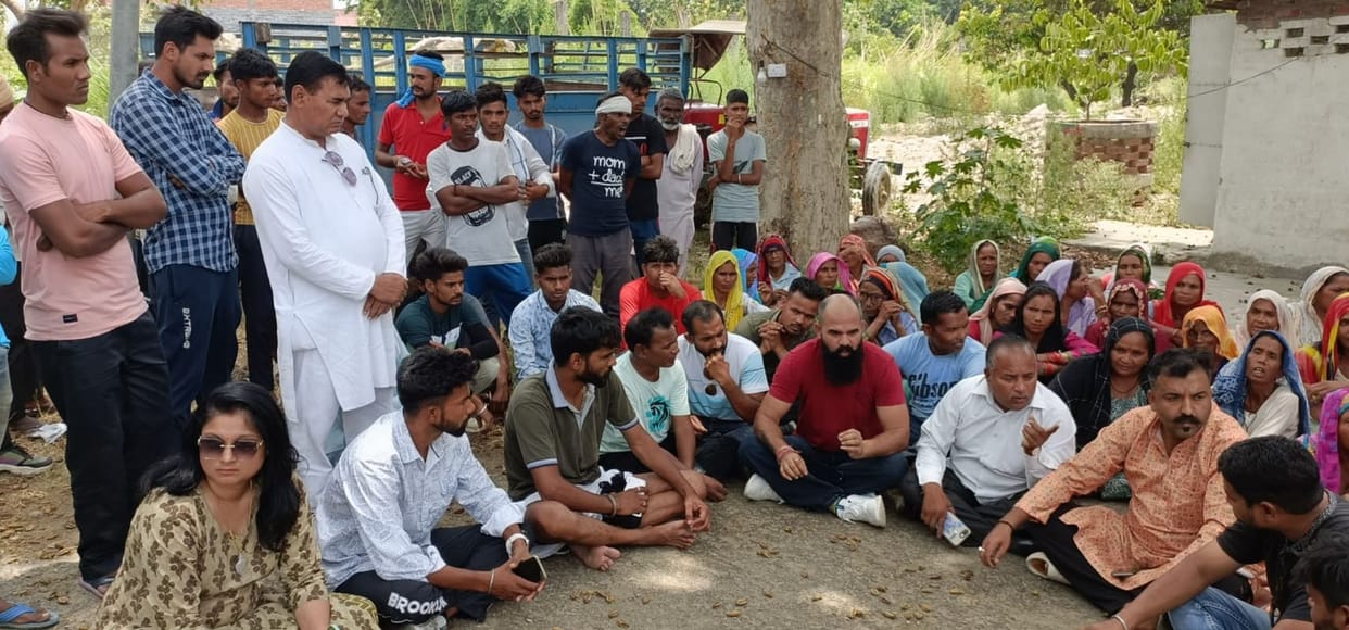 To register a case, they surrounded the police post and staged a sit-in.