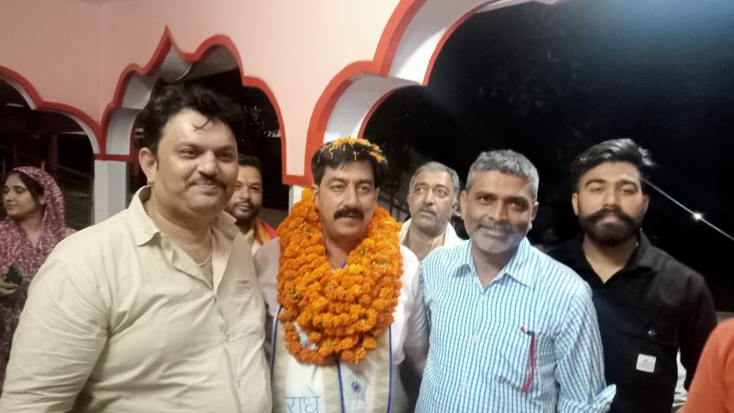 Congress workers took out a victory procession, distributed laddus from door to door