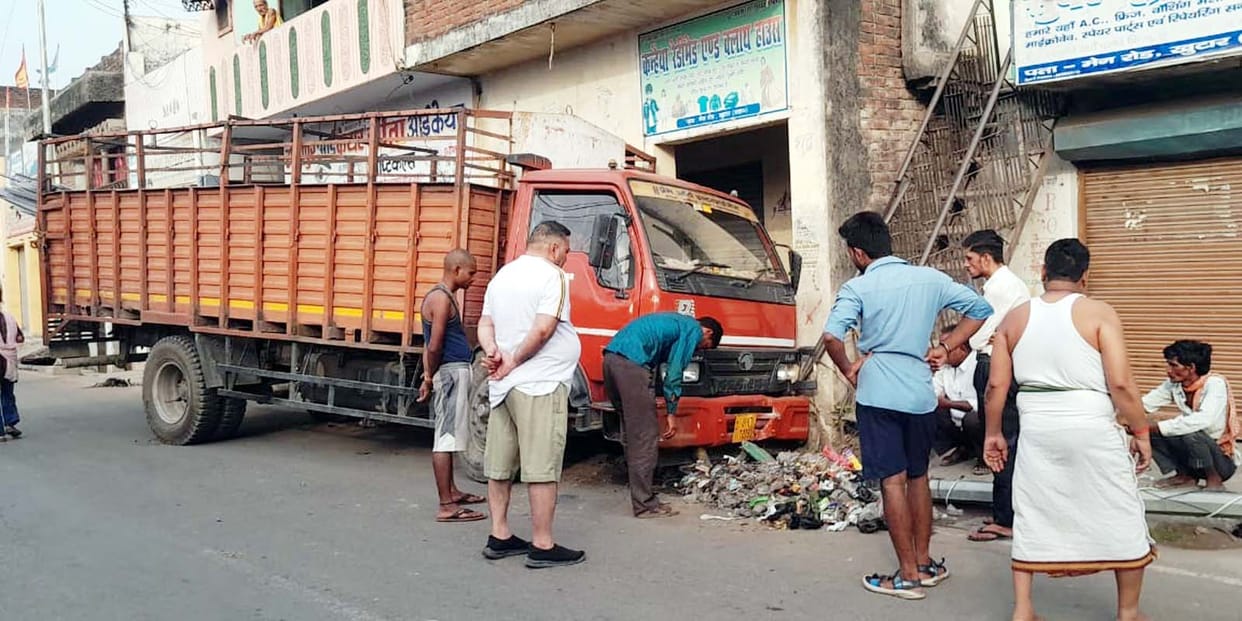 DCM went out of control and collided with a pillar while trying to save the stray animal.