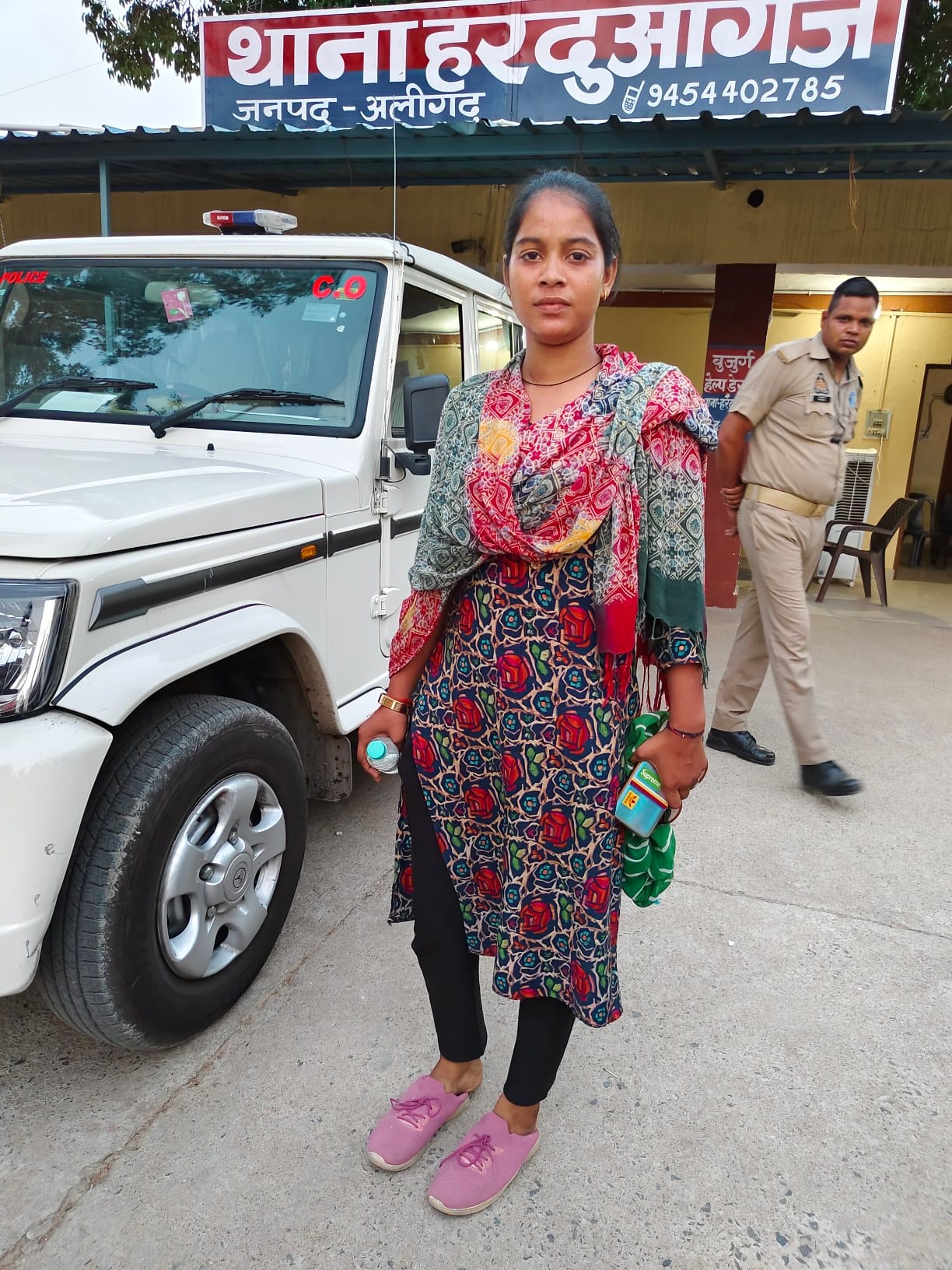 90 thousand rupees looted from a female finance employee