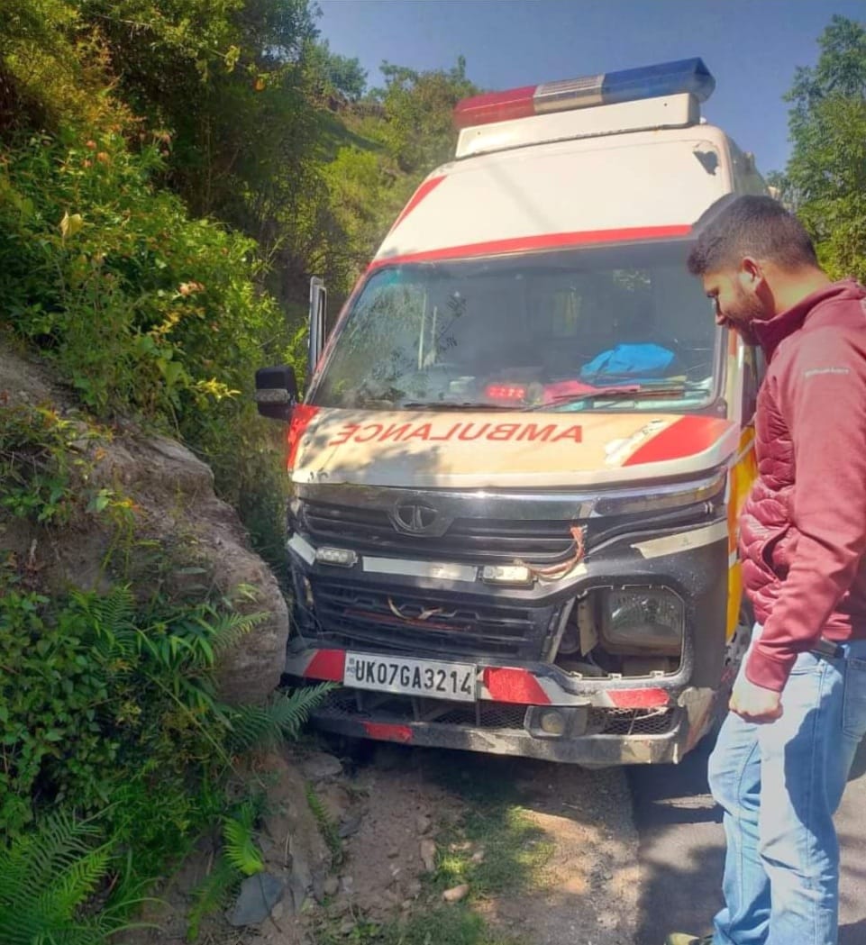 Ambulance brakes failed in Pithoragarh