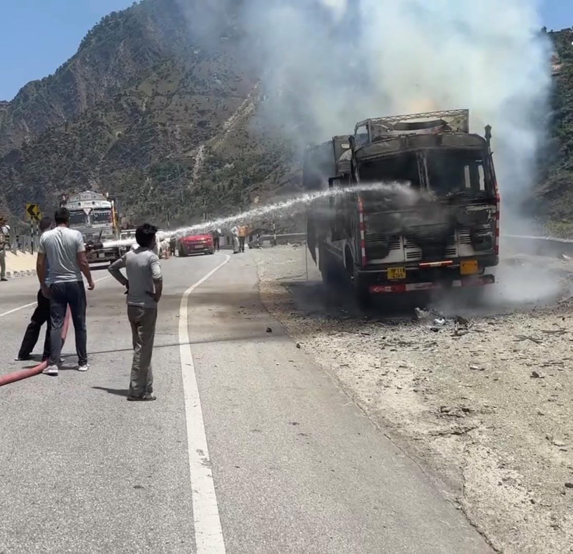 Fire breaks out in truck at Pandoh Kainchi turn, driver-conductor narrowly escapes