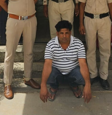 Accused absconding for ten years arrested in case of robbery of cash and mobile at gunpoint