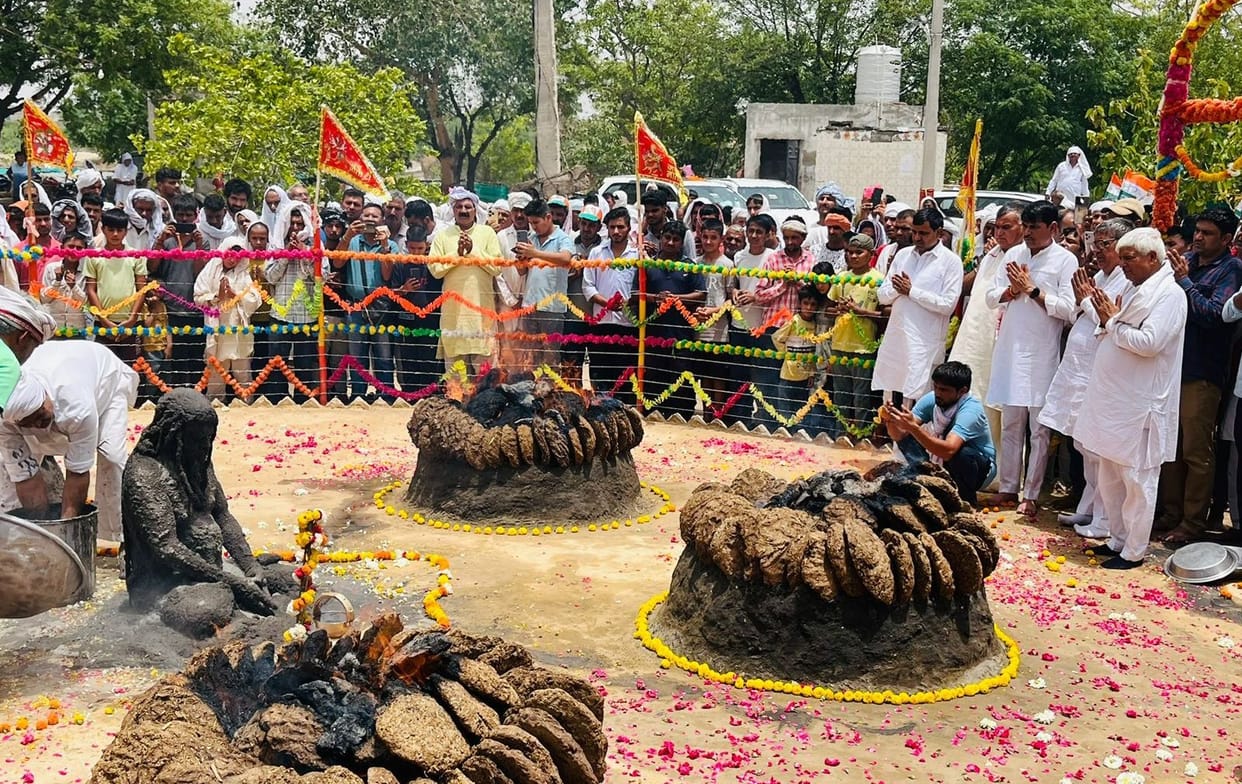 MP Satpal Brahmachari arrived to seek blessings from Mahant Baba Bhalegiri Maharaj