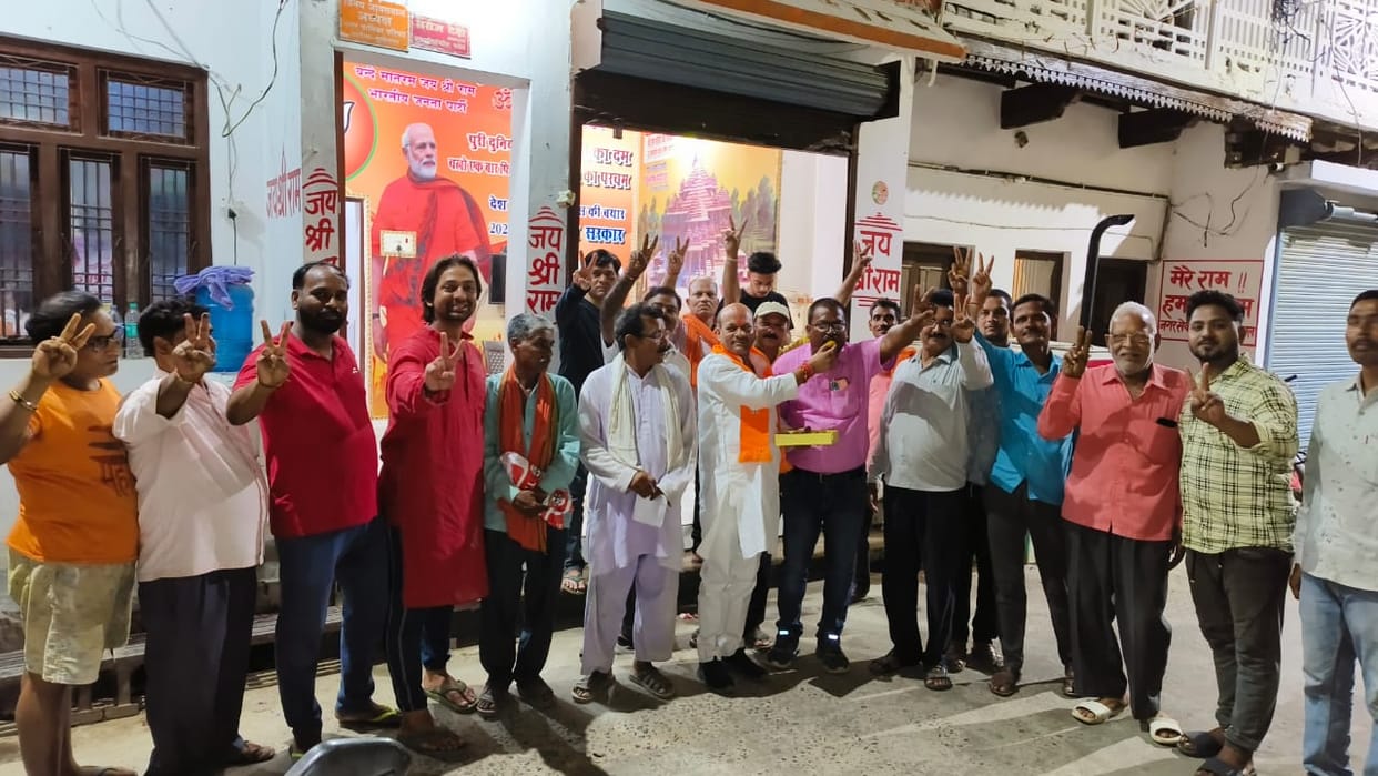 Congratulated the victory of BJP candidate by distributing sweets in Musahar Basti.