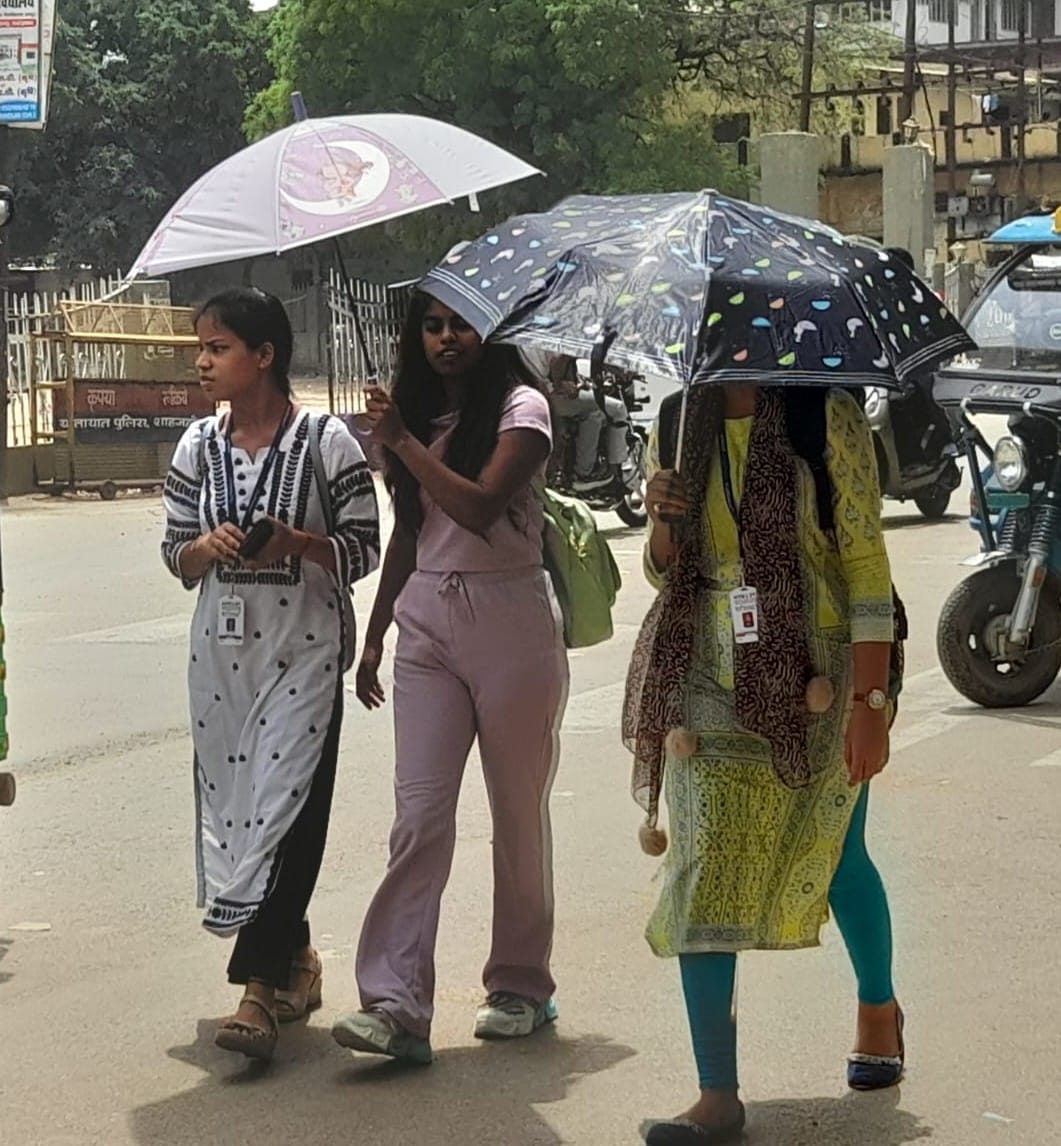 The weather became pleasant due to drizzle in the morning, scorching hot wind during the day.