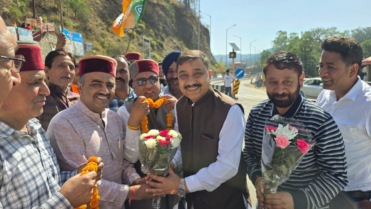 MP Suresh Kashyap stopped in Dharampur while going to Delhi