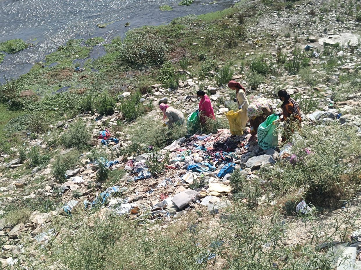 At last the corporation understood the responsibility, sent cleaning workers to collect the garbage