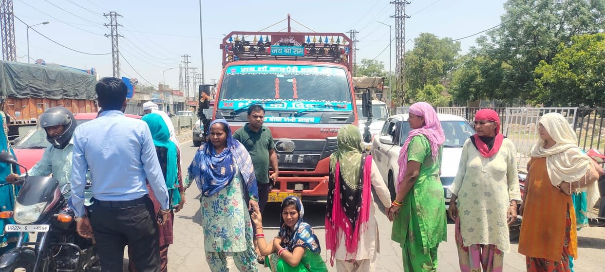 People troubled by drinking water problem blocked the highway