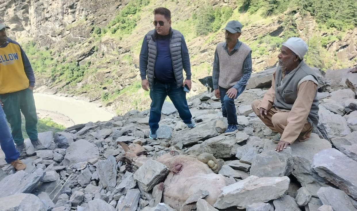 Vehicular movement remained closed for 12 hours on Sansari-Kullu-Manali main road.